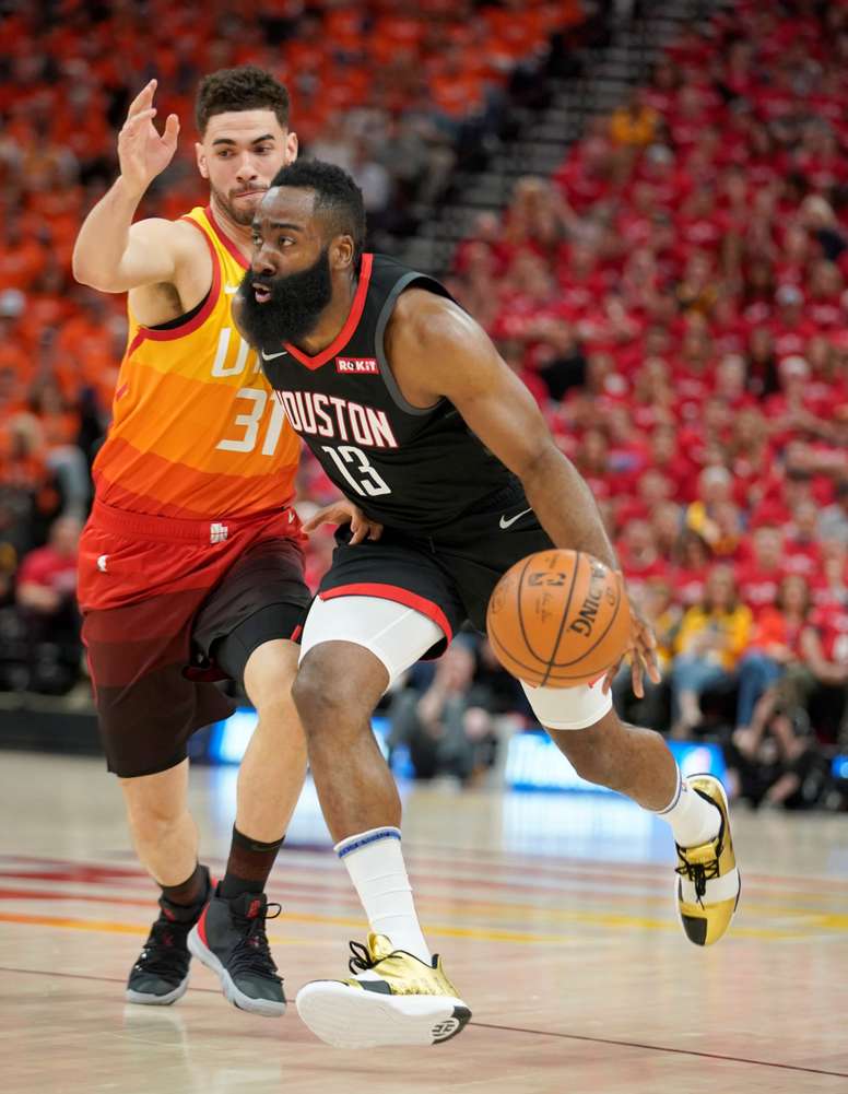 El escolta de los Houston Rockets, James Harden (d), está en acción contra el delantero del Utah Jazz Georges Niang (i), en un partido de la NBA de la primera ronda del juego 3 entre Utah Jazz y Houston Rockets, en el Vivint Smart Home Arena en Salt Lake City, Utah, EE. UU., el 20 de abril de 2019. EFE