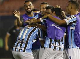Gremio consiguió tres puntos vitales en casa del líder. EFE
