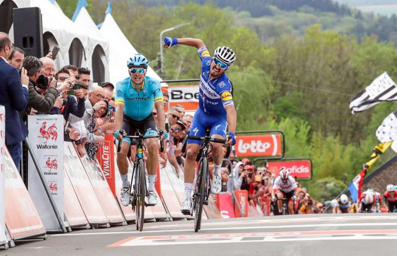 El ciclista francés Julian Alaphilippe (c) del equipo Deceuninck Quick Step celebra su victoria en la 83 edición de la Flecha Valona, disputada entre Ans y el Muro de Huy con un recorrido de 195 kilómetros, este miércoles en Huy (Bélgica). EFE