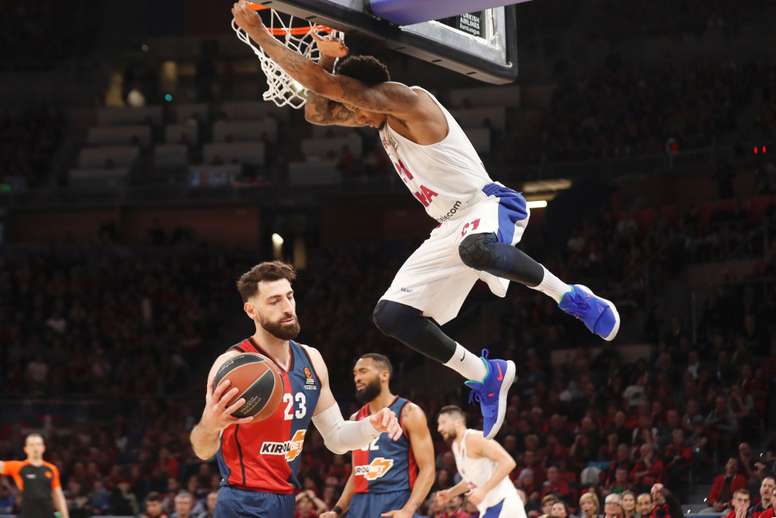 El alero estadounidense del CSKA de Moscú Will Clyburn (d) machaca la canasta ant el pívot georgiano del Kirolbet Baskonia Thornike Shengelia (i), en el tercer partido de cuartos de final de la EuroLiga que se disputó en el Fernando Buesa Arena, en Vitoria. EFE