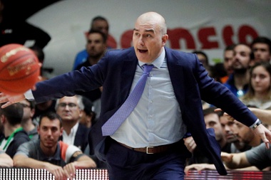 El entrenador del Valencia Basket, Jaume Ponsarnau, en el pabellón de la Fuente de San Luis. EFE/Archivo