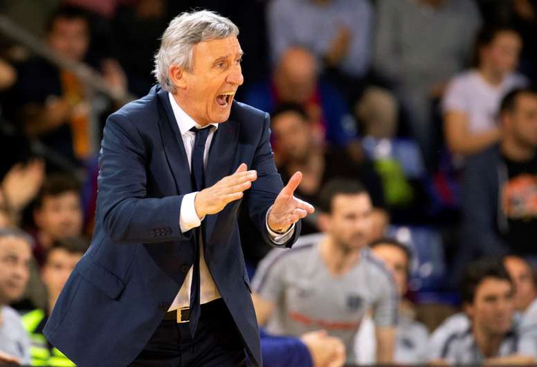 El técnico serbio del FC Barcelona Lassa Svetislav Pesic durante el tercer partido de cuartos de final de la EurLliga de baloncesto que FC Barcelona Lassa y Anadolu Efes jugaron en el Palau Blaugrana, en Barcelona. EFE