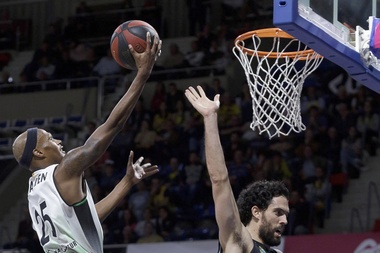 El escolta estadounidense del Divina Seguros Joventut, Thadd McFadden (i), entra a canasta ante el jugador del Iberostar Tenerife, Javier Beirán, durante el partido disputado en el pabellón Santiago Martín de La Laguna, en Tenerife. EFE