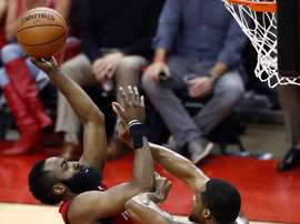 El jugador del Utah Jazz Derrick Favors (d) intenta bloquear un tiro contra el jugador de los Houston Rockets, James Harden (i) durante el juego de eliminatorias de la Conferencia Oeste de la NBA, en el Toyota Center en Houston, Texas, EE. UU.. EFE