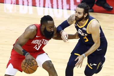 El escolta de los Jazz de Utah, Ricky Rubio de España (d), en acción contra el escolta de los Houston Rockets, James Harden (i), en el partido de baloncesto de la NBA entre el Utah Jazz y los Houston Rockets. EFE