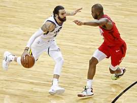 El español Ricky Rubio (i) de Utah Jazz disputa el balón con Chris Paul (d) de Houston Rockets, este miércoles durante un juego de la Conferencia Oeste de la NBA entre Houston Rockets y Utah Jazz, en el Toyota Center de Houston, Texas (EE. UU.). EFE