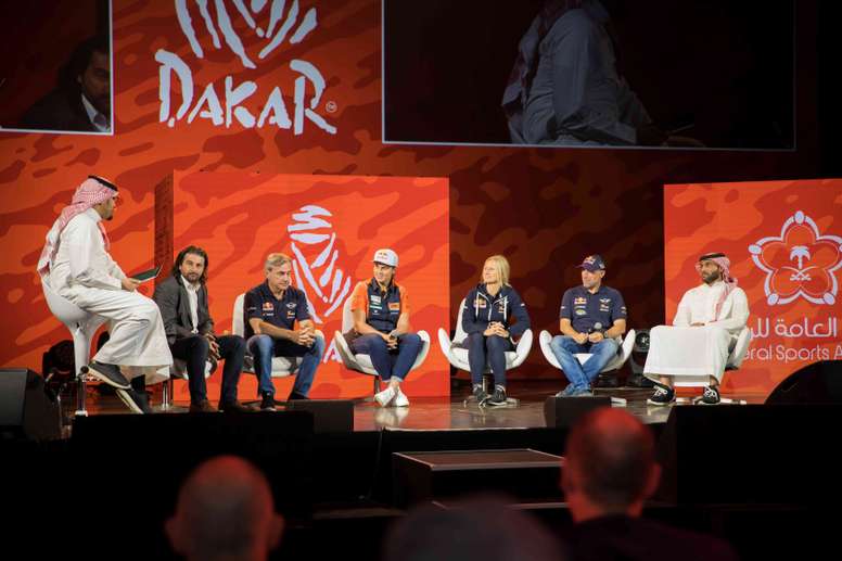 (De izq a der) Fotografía que muestra a los pilotos David Castera, Carlos Sainz, Laia Sanz, Andrea y Stephane Peterhansel y al héroe local Yazeed Al-Rajhi, durante la presentación del rally Dakar 2020, este jueves en Al Qiddiya (Arabia Saudí). EFE