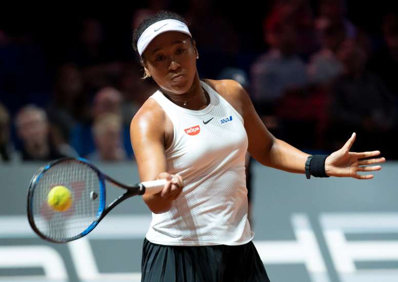 - La tenista nipona Naomi Osaka devuelve la bola a la taiwanesa Su-Wei Hsieh durante el partido de octavos de final del torneo de Stuttgart (Alemania) disputado este jueves. EFE