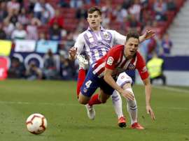 Arias menace Trippier. EFE