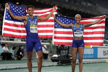 Los estadounidenses Donavan Brazier (I) y CeAira Brown (d) celebran la medalla en el mixto 2x2x400m en Yokohama, al sur de Toioi. EFE