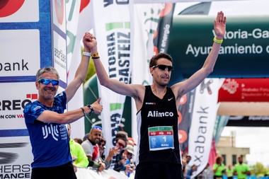 El exatleta Martín Fiz (i) felicita a Marc Hurtado como vencedor en la XVII Maratón Martín Fiz, que recorre las calles de Vitoria con salida y meta en la calle Portal de Fortonda. EFE
