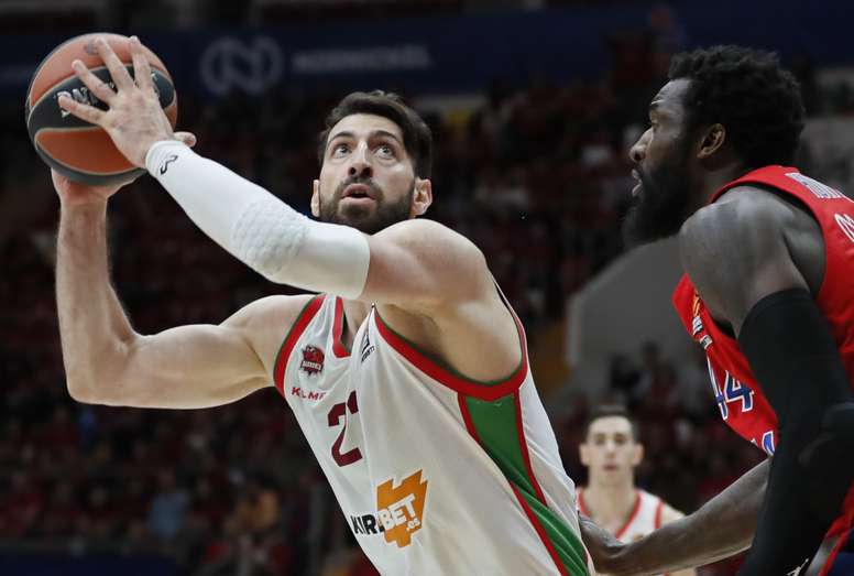 El pívot estadounidense del CSKA Moscú Othello Hunter (d) disputa un balón con el alero georgiano del Baskonia Tornike Shengelia (i) durante un partido. EFE/Archivo