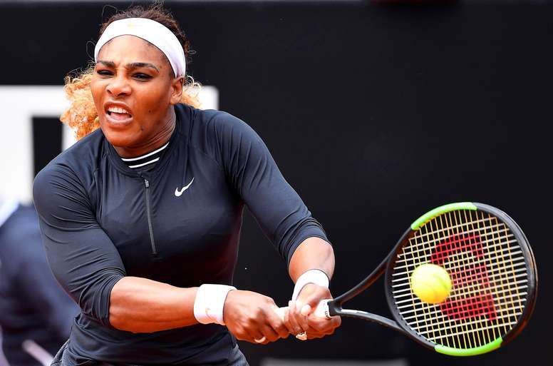 La tenista estadounidense Serena Williams devuelve la bola a la sueca Rebecca Peterson durante la primera ronda del torneo de Roma celebrado este lunes en Roma, Italia, 13 de mayo de 2019. EFE