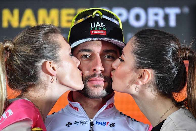 El corredor colombiano Fernando Gaviria del equipo Uae Team Emirates (c) celebra en el podio tras vencer en la tercera etapa del Giro de Italia, de 220 kilómetros, comprendida entre Vinci y Orbetello, este lunes en Italia. EFE