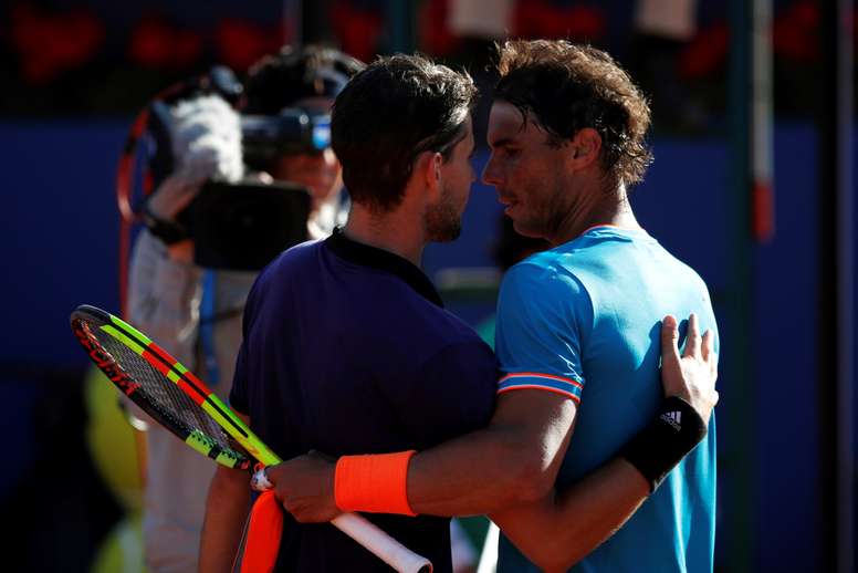 El tenista austríaco Dominic Thiem (i) junto al español Rafael Nadal (d) durante la semifinal del Open Banc Sabadell-Trofeo Conde de Godó. EFE/Archivo