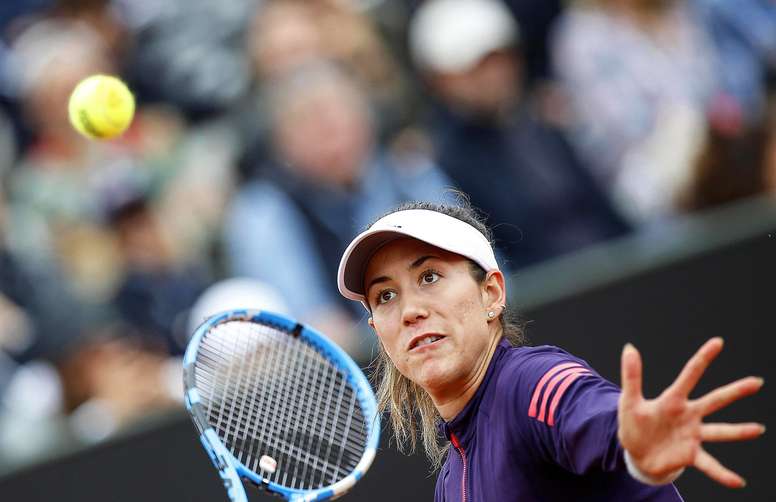 La tenista española Garbiñe Muguruza en acción contra la china Saisai Zheng durante su partido de la primera ronda del torneo de Roma disputado este lunes en Roma, italia. <b>Muguruza</b>, número 19 del ránking WTA, arrancó con un triunfo 6-3 y 6-4 contra la china Zheng, número 46 del mundo, y selló el pase a la segunda ronda del torneo de Roma. EFE
