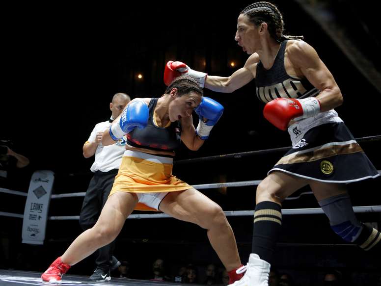 La boxeadora gaditana Jennifer Tormenta Miranda (d) durante un combate con la catalana Jessica La Espartana Sánchez en 2018. EFE/Archivo