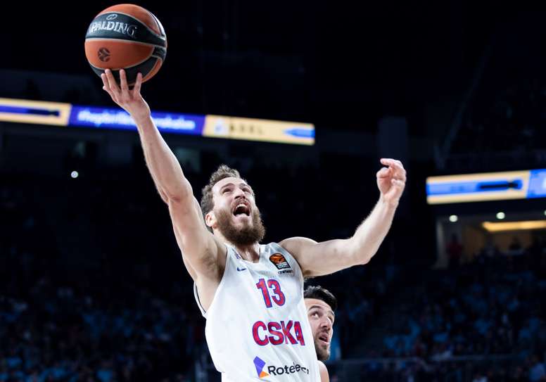 El base español de CSKA de Moscú Sergio Rodríguez entra a canasta durante un encuentro de la Euroliga. EFE