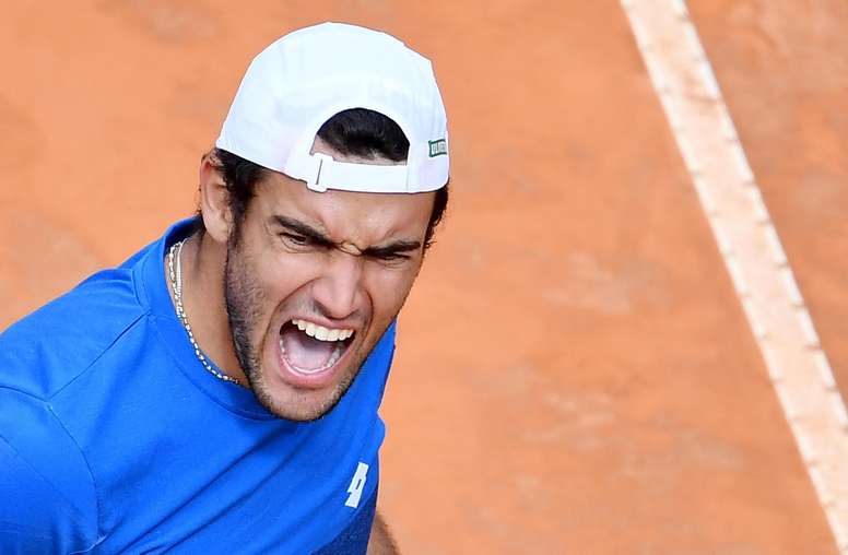 El tenista italiano Matteo Berrettini reacciona este martes durante el partido que le enfrentó al alemán Alexander Zverev en la segunda ronda del torneo de Roma (Italia). EFE