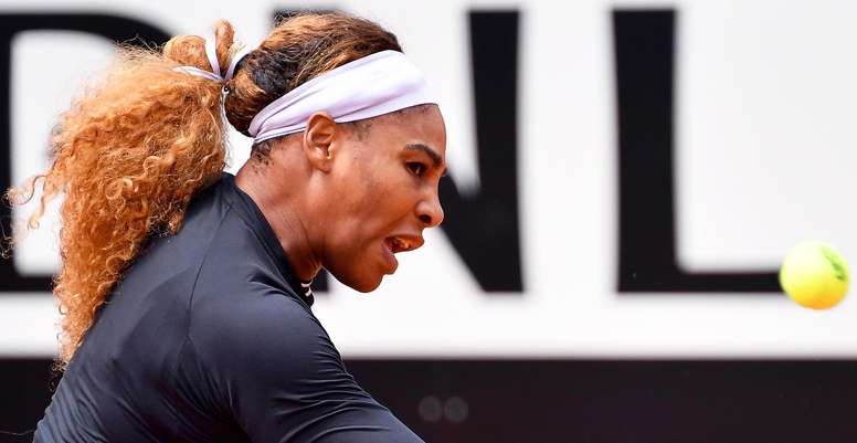 La tenista estadounidense Serena Williams devuelve la bola a la sueca Rebecca Peterson ayer en Roma, Italia. EFE/Archivo