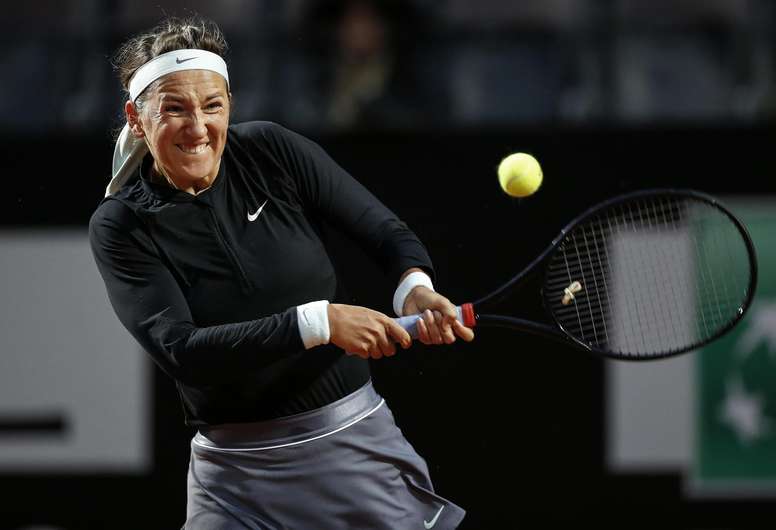 Victoria Azarenka de Bielorrusia devuelve una bola a Elina Svitolina de Ucrania este martes en un juego de la segunda ronda del Abierto de Tenis de Italia en Roma (Italia). EFE/RICCARDO ANTIMIANI