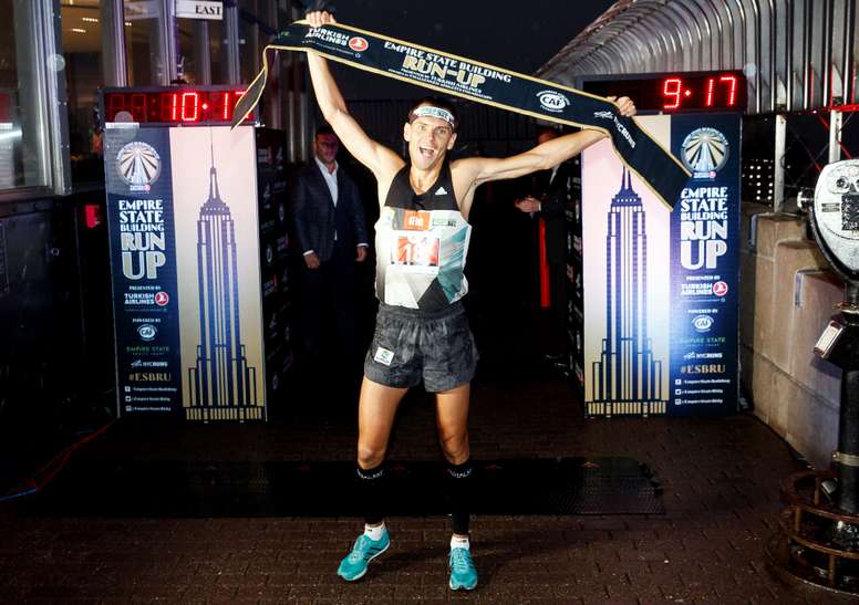 El polaco Piotr Lobodzinski celebra al ganar la edición 42 de la Carrera de ascenso anual al edificio Empire State este martes en New York (EE.UU.). EFE