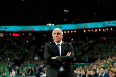 El entrenador del Fenerbahce Beko Estambul, Zeljko Obradovic (c), durante el partido ante el Zalgiris correspondiente a los octavos de final de la Euroliga de baloncesto, en Kauna (Lituania). EFE/Archivo