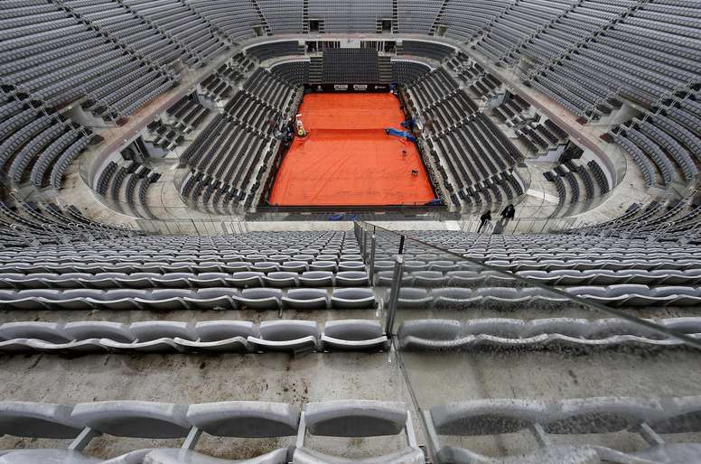 Vista general de la pista central tras suspenderse todos los partidos del Abierto de tenis de Roma (Italia) por la lluvia, este miércoles. EFE