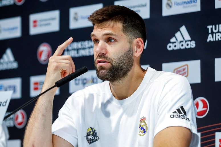 El capitán del Real Madrid, Felipe Reyes, durante la rueda de prensa que ofreció hoy tras el entrenamiento del equipo preparando la Final Four que se disputará en Vitoria. EFE