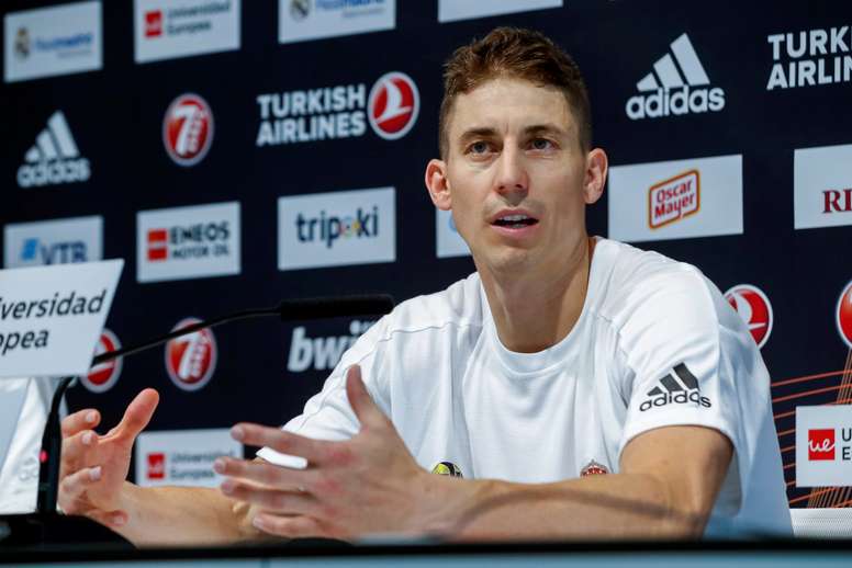 Jaycee Carroll, escolta del Real Madrid Baloncesto, durante la rueda de prensa que ofreció hoy tras el entrenamiento del equipo preparando la Final Four que se disputará en Vitoria. EFE