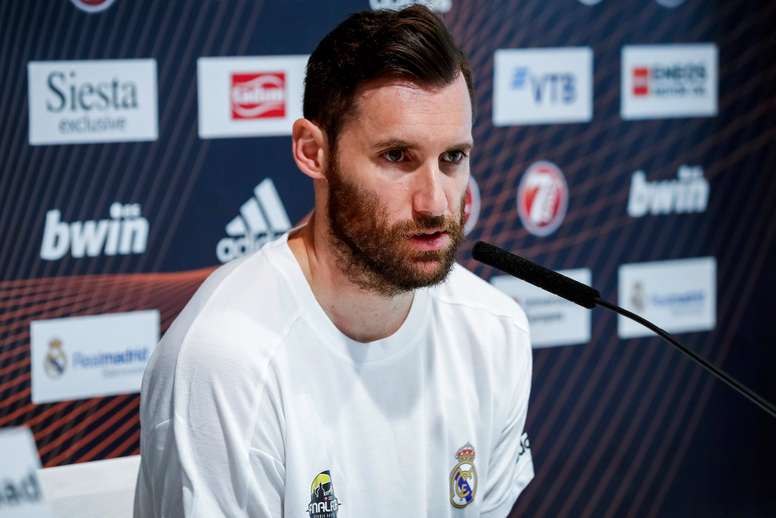 Rudy Fernández, alero del Real Madrid Baloncesto, durante la rueda de prensa que ofreció hoy tras el entrenamiento del equipo preparando la Final Four que se disputará en Vitoria. EFE
