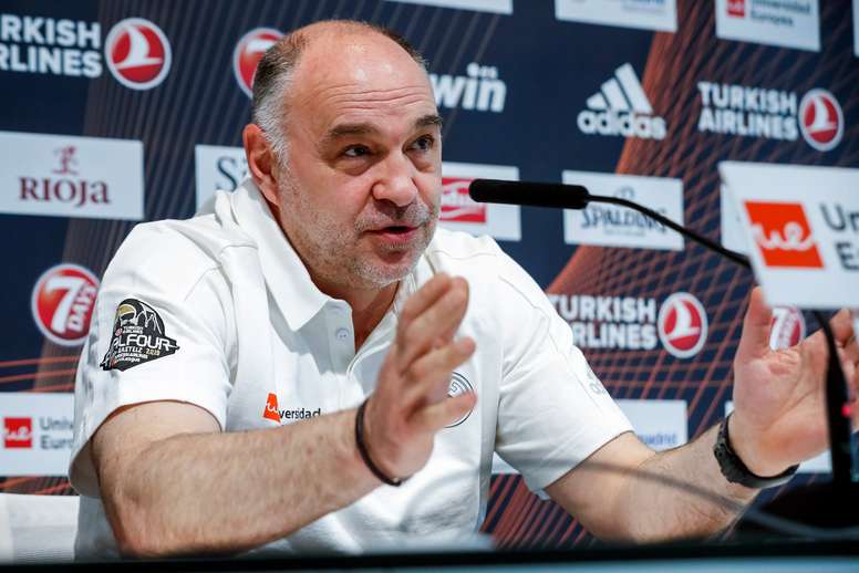 El técnico del Real Madrid de baloncesto, Pablo Laso, durante la rueda de prensa que ofreció tras el entrenamiento del equipo hoy preparando la Final Four que se disputará en Vitoria. EFE