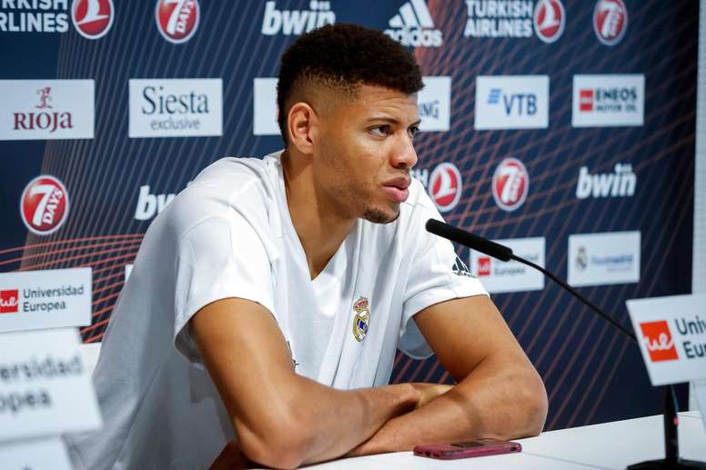 Edy Tavares, pívot caboverdiano del Real Madrid , durante la rueda de prensa que ofreció hoy tras el entrenamiento del equipo preparando la Final Four que se disputará en Vitoria. EFE