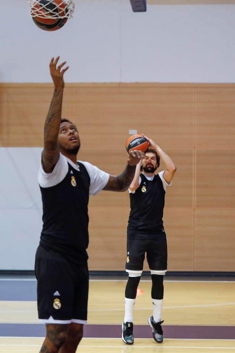 El Base-escolta Sergio Llull (d), y el Ala-pívot Trey Thompkins estadounidense durante el entrenamiento del Real Madrid de baloncesto esta mañana en Madrid. EFE