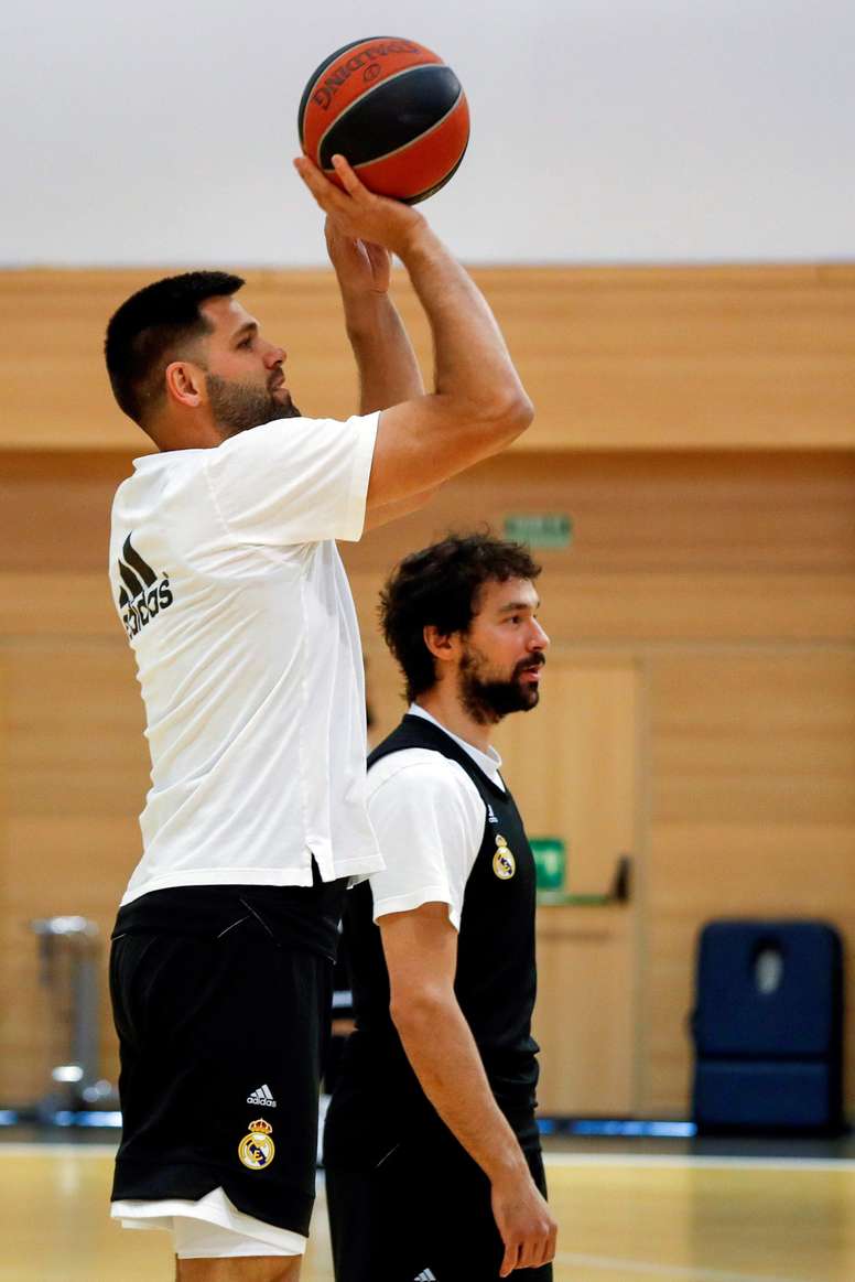 El Base-escolta Sergio Llull (d), y el Ala-pívot Felipe Reyes, durante el entrenamiento del Real Madrid de baloncesto esta mañana en Madrid. EFE