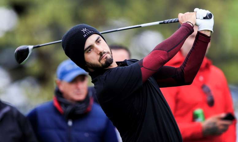 Abraham Ancer de México golpea la bola durante una practica en el Campeonato PGA 2019 en Bethpage Black en Farmingdale, New York (EE.UU.). EFE