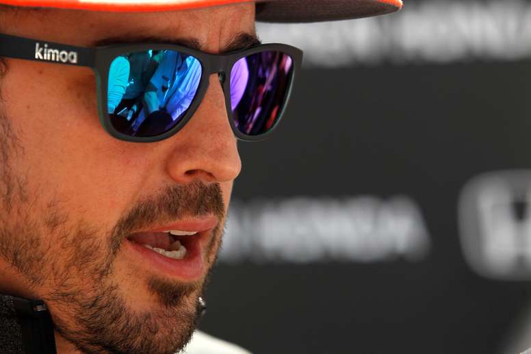 En la imagen, un registro del piloto español Fernando Alonso, quien salió ileso este miércoles de un choque en su McLaren Indy (66), tras golpear el muro a la salida de la tercera curva del óvalo del Motor Speedway de Indianápolis. EFE/Archivo