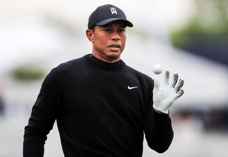 Tiger Woods de EE.UU. atrapa una bola durante una practica en el Campeonato PGA 2019 en Bethpage Black en Farmingdale, New York (EE.UU.). EFE