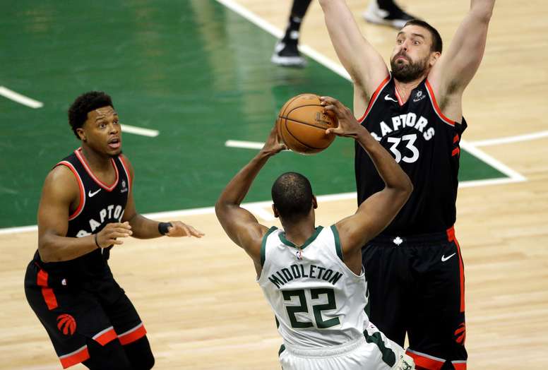 Khris Middleton (c) de Milwaukee Bucks pasa el balón frente a Marc Gasol (d) de Toronto Raptors este miércoles durante el primer juego de la final de la Conference Este de la NBA entre Toronto Raptors y Milwaukee Bucks en Fiserv Forum en Milwaukee (EEUU). EFE