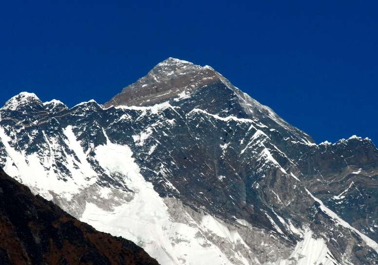 Vista del Everest, de 8.848 metros, desde Syangboche (Nepal), a 3.800 metros de altitud. EFE/Archivo