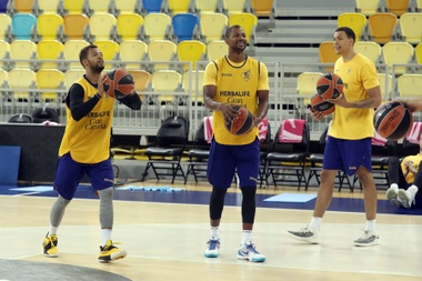 El técnico del Real Madrid de baloncesto, Pablo Laso, durante la rueda de prensa que ofreció tras el entrenamiento del equipo hoy preparando la Final Four que se disputará en Vitoria. EFE