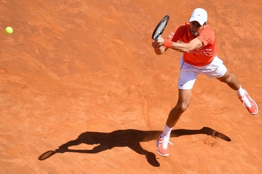 El tenista serbio Novak Djokovic devuelve la bola al canadiense Denis Shapovalov durante su encuentro de segunda ronda del Abierto de Roma, este jueves, en Roma, Italia. EFE