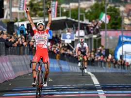 El ciclista italiano Fausto Masnada del equipo Androni Giocattoli Sidermec celebra su victoria en la sexta etapa del Giro dItalia, de 238 kilómetros entre Cassino y San Giovanni Rotondo (Italia). EFE