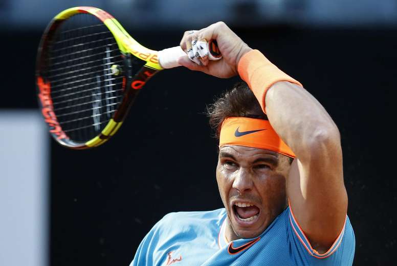 El tenista español Rafa Nadal en acción ante el georgiano Nikoloz Basilashvili durante un partido disputado este jueves por el pase a cuartos de final del Masters 1000 de Roma (Italia). EFE