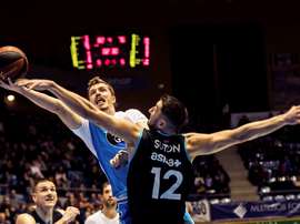 El escolta del Obradoiro Monbus Andreas Obst (i) entra a canasta ante Goran Suton, de Estudiantes, durante el partido de la Liga ACB celebrado el pasado mes de diciembre. EFE/Archivo