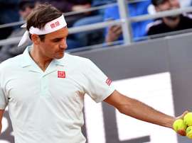 El tenista suizo Roger Federer en acción contra el croata Borna Coric este jueves, durante un juego por la tercera ronda del Abierto de Roma, en Roma (Italia). EFE