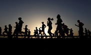 La fiebre de hacer ejercicio, y especialmente de participar en carreras de larga distancia y maratones, sin el control de especialistas en actividades físicas y sin el calzado adecuado, está disparando las lesiones en los tendones de las distintas articulaciones. EFE/Archivo