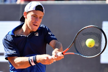 El tenista español Rafa Nadal en acción ante el georgiano Nikoloz Basilashvili durante un partido disputado este jueves por el pase a cuartos de final del Masters 1000 de Roma (Italia). EFE