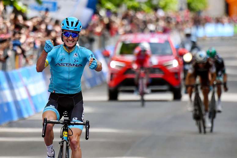 El español Pello Bilbao del equipo Astana celebra este viernes su victoria tras la séptima etapa del Giro de Italia, un recorrido de 185 kilómetros desde Vasto a LAquila (Italia). El vizcaíno Pello Bilbao logró la primera victoria española en la presente edición del Giro de Italia al adjudicarse en solitario la séptima etapa en la que el italiano Valerio Conti (UAE) retuvo la maglia rosa de líder. EFE