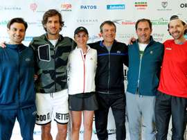 El tenista David Ferrer, que se retiró oficialmente como profesional hace unos días, se estrenará este fin de semana como veterano en la Senior Masters Cup que, tras varias ediciones en Marbella, se celebrará por primera vez en Valencia aunque de nuevo con la presencia del histórico Mats Wilander. En la imagen, de izquierda a dcha, David Ferrer, Feliciano López, Anabel Medina, Mats Wilander, Alberto Costa y Pato Clavet, posan juntos tras la rueda de prensa de presentación del torneo. EFE